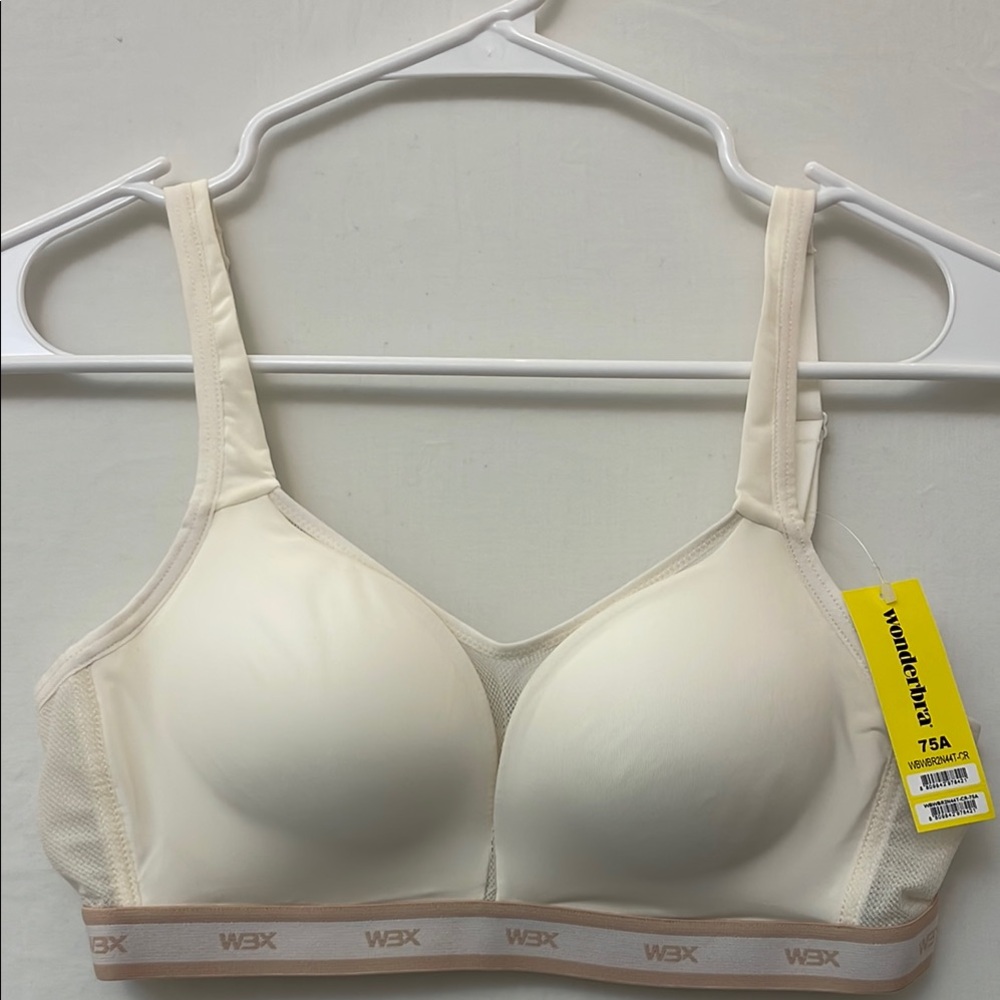 Wonderbra Cream Smooth Sport Bra women’s size 75A—34A US.
(E2)✨✨